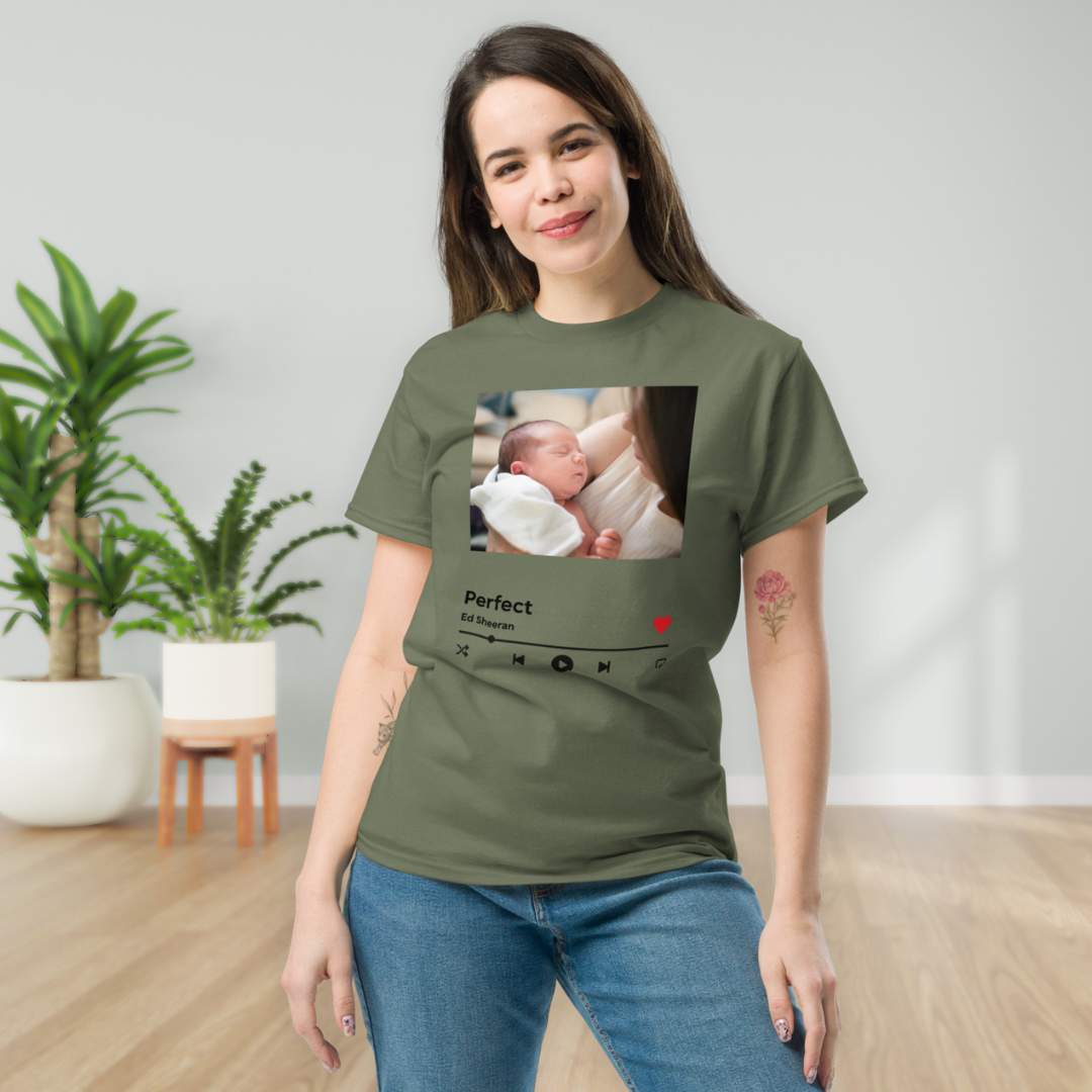 T-paita - Mediasoitin kuvalla ja kappaleella