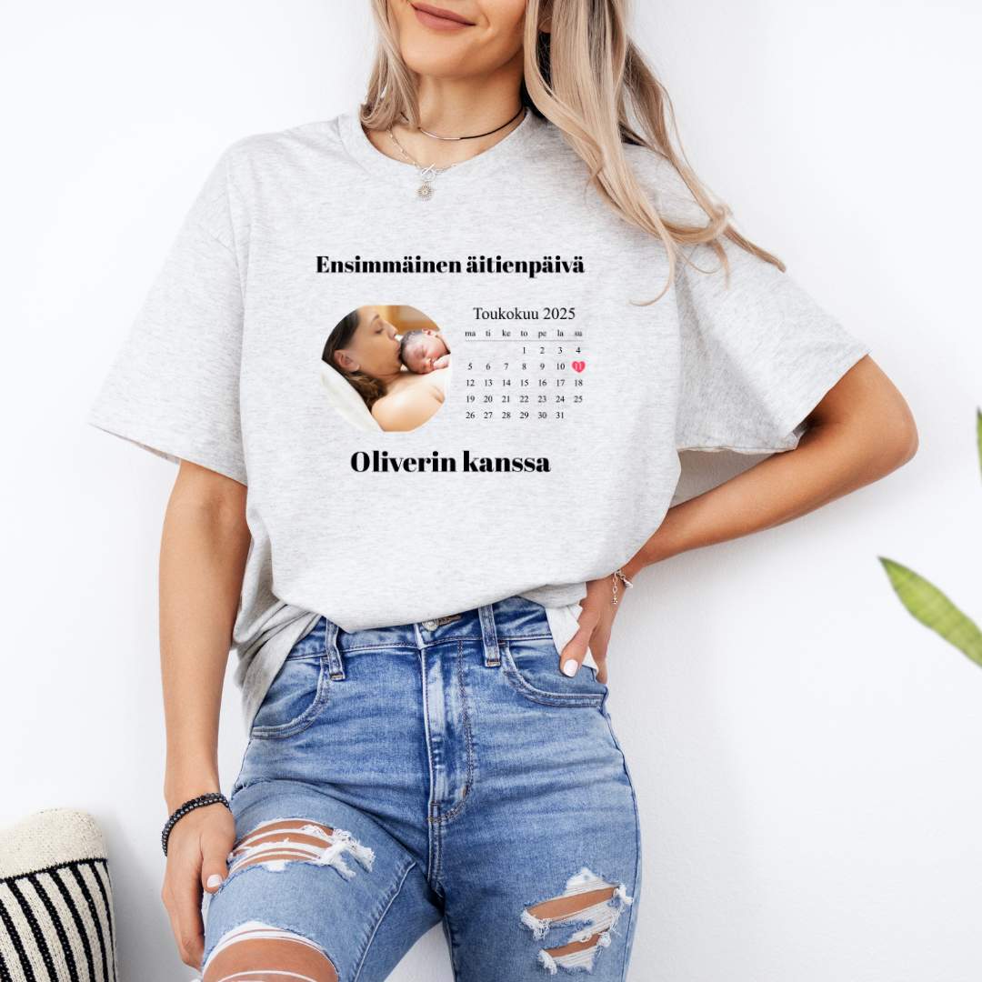 T-paita kuvalla, tekstillä ja päivämäärällä